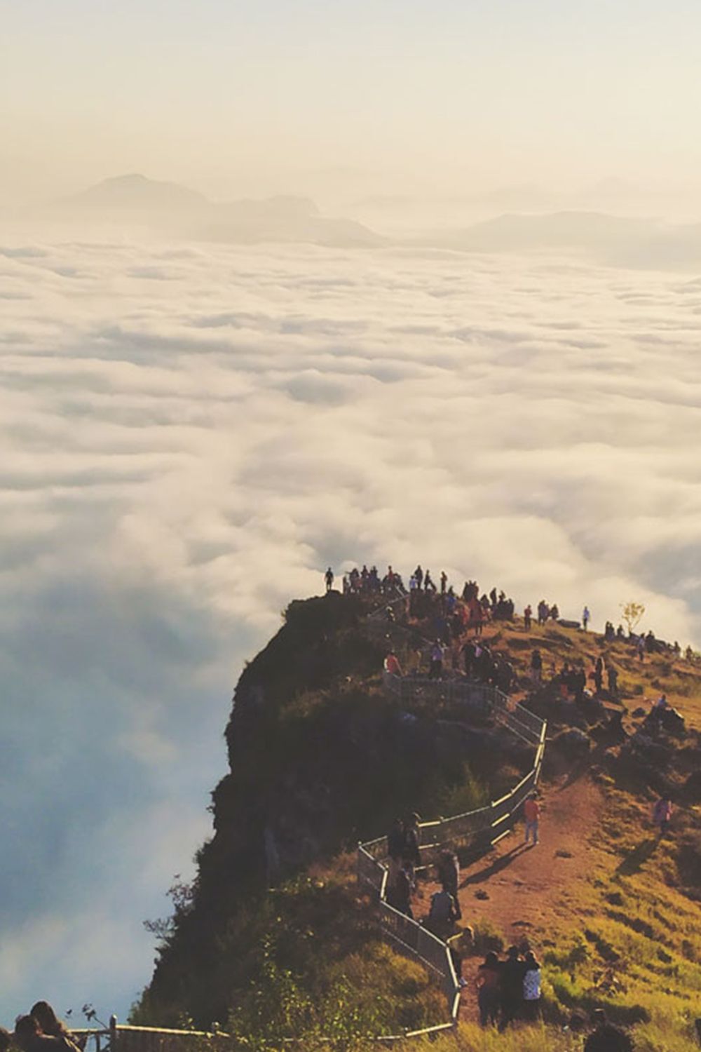 Sea of clouds and hill scenery at Manungkot